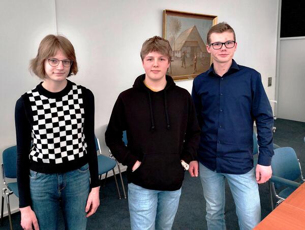 Der Kinder- und Jugendbeirat Schnkirchen 2024: Paula-Johanna Supp (Stellvertretende Vorsitzende), Connor Welter (Kassenwart), Julian Hamann (Vorsitzender). 