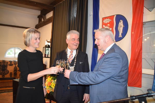 Auf gute Zusammenarbeit: Schönkirchens Bürgermeister Gerd  Radisch stößt mit seinen Amtskollegen Hilla Mersmann (Mönkeberg) und Tade Peetz (Heikendorf) an. 