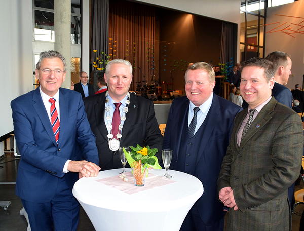 Amtsvorsteher Hans-Herbert Pohl (von links), Bürgermeister Tade Peetz, Landtagsabgeordneter Werner Kalinka, Kreispräsident Stefan Leyk.