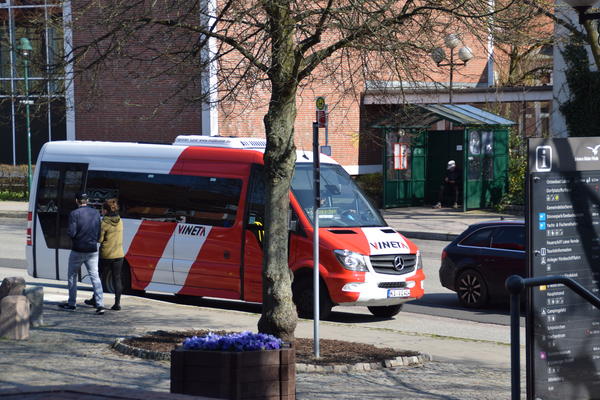 Der Ortsbus Schrevenborn, hier an der Haltestelle Heikendorfer Rathaus, fhrt seit Dezember 2018 im 40-Minuten-Takt die amtsangehrigen Gemeinden Heikendorf, Schnkirchen und Mnkeberg an. 