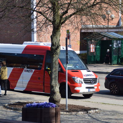 Der Ortsbus Schrevenborn, hier an der Haltestelle Heikendorfer Rathaus, fährt seit Dezember 2018 im 40-Minuten-Takt die amtsangehörigen Gemeinden Heikendorf, Schönkirchen und Mönkeberg an. 