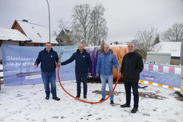Ausbaustart im winterlichen Flüggendorf: René Koch (v.l.) und Paul Muntanion von Global Connect, Malte Hennings (Amt Schrevenborn) und Bürgermeister Gerd Radisch. 