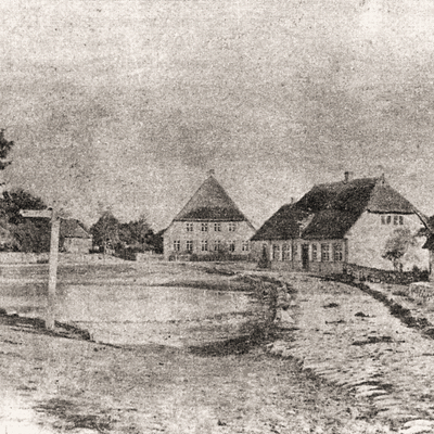 Dieses Bild von einem Glasplattennegativ aus dem Jahr 1885 ist das vermutlich älteste Foto vom Dorfteich. Es zeigt die Häuser, die auch auf der Zeichnung von Wiese auf der Schautafel beschrieben sind.