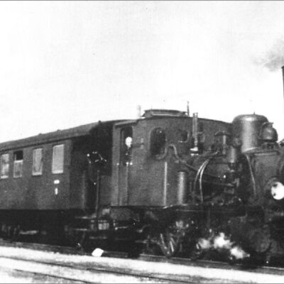 Dies war einer der ersten Züge auf der Strecke, später im Volksmund »Hein Schönberg« genannt. Die Lokomotiven der Baureihe 24 waren kleinere Loks, die auf Nebenstrecken eingesetzt wurden. Vermutlich handelt es sich hier um die Dampflok Cn2t Ronnenberg 3, siehe Internetseite des »Verein Verkehrsamateure und Museumsbahn e.V.« am Schönberger Strand.