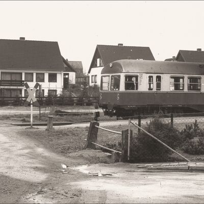 In den Jahren 1969/70 entstand links vom Bahnhof auf der Bauernstelle von Friedrich Stoltenberg die »Pulssiedlung«. Im Bild der MaK-Triebwagen VT80, im Volksmund »Hein Schönberg« genannt. Bild: KSch10772-VT80-KurtSpoddig750112.