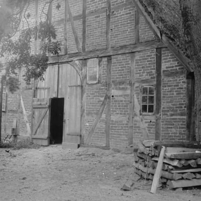 Bild der rechten Scheune vor dem Pastorat ist auch von einem Glasplattennegativ. 1925 war die Scheune schon so zerfallen, dass der Abbruch beschlossen wurde.